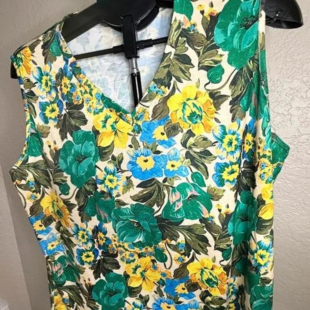 Vibrant Floral V-Neck Sleeveless Tank Top 3XL